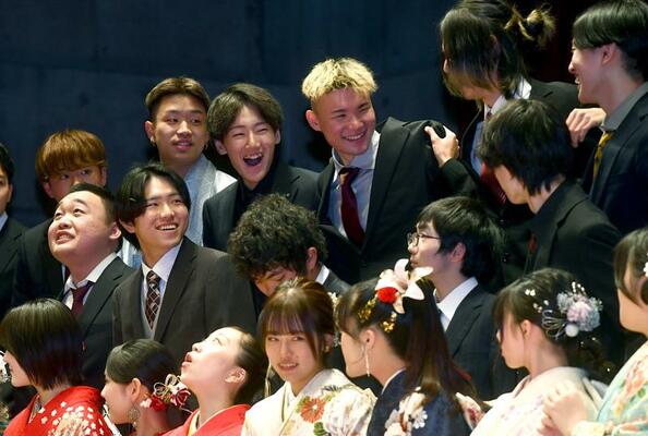 記念撮影前の再会で笑顔がはじける級友たち