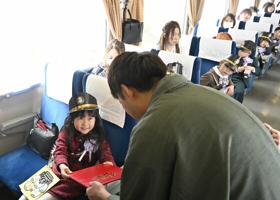 大樹車内で卒園証書を受け取る園児