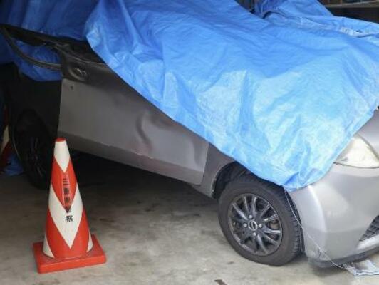 　５人が死亡する横転事故を起こした軽乗用車。衝撃でドアが破損していた＝３日、三重県警名張署