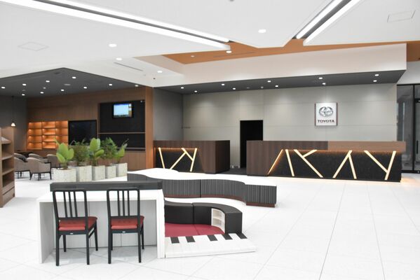 13日にオープンする栃木トヨタ不動前店の内装＝宇都宮市