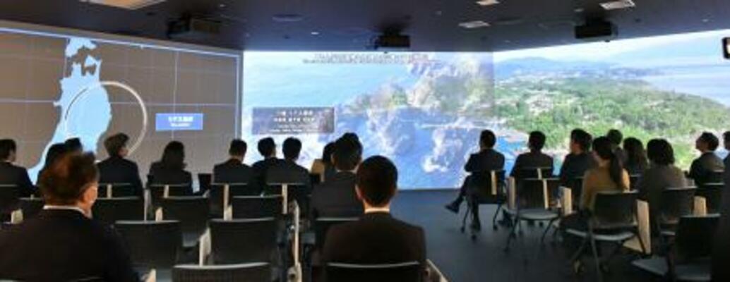 「領土・主権展示館」にオープンした新施設「ゲートウェイホール」の3面スクリーン=14日午後、東京都千代田区