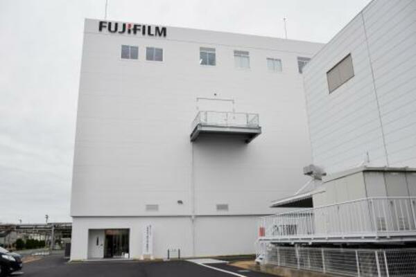 　富士フイルムの半導体材料事業を手がける子会社の工場新棟＝２５日午後、静岡県吉田町