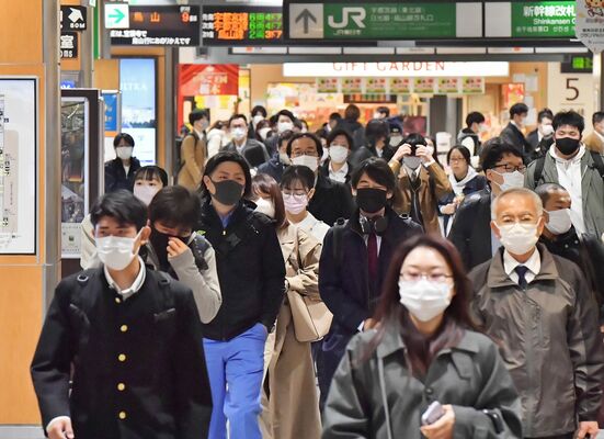 多くの人がマスク姿で往来していたＪＲ宇都宮駅構内＝13日午前７時30分、宇都宮市川向町