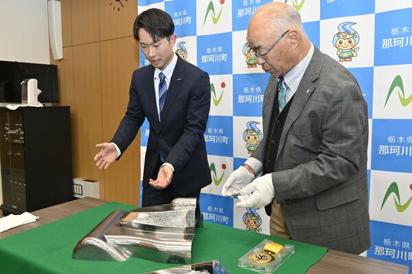 福島町長に競技の説明をする川那子さん（左）