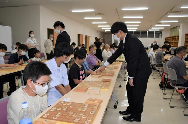 長谷部五段（中央）らによる指導対局