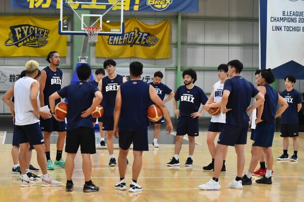 今季初のチーム練習で汗を流したブレックスの選手＝宇都宮市内