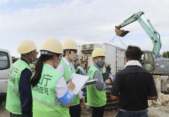 　現地調査で被害状況を聞く水戸地方気象台の機動調査班＝１９日午後、茨城県つくば市
