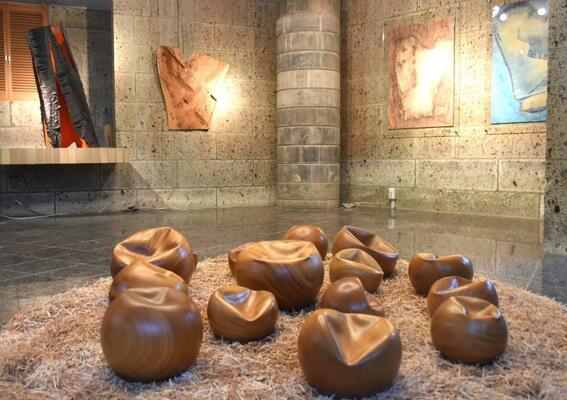 「陸のピース」（手前）などが紹介されている丑久保健一彫刻展