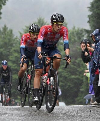 チームの中心選手として今季も活躍が期待される宇都宮ブリッツェの谷主将（手前）＝昨年10月、ジャパンカップサイクルロードレース