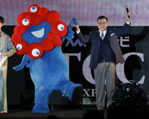 　大阪・関西万博会場の視察に訪れ、ファッションイベントで公式キャラクター「ミャクミャク」と共に登場した石破首相＝４月、大阪市此花区