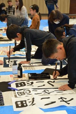 丁寧に筆を運ぶ参加者たち
