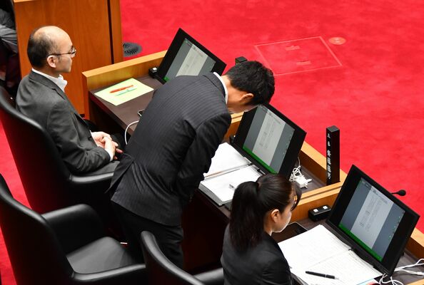 謝罪する斎藤藤男議員