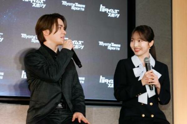 トークショーに登場した宇野昌磨さんと本田真凜さん=22日午後、東京都千代田区