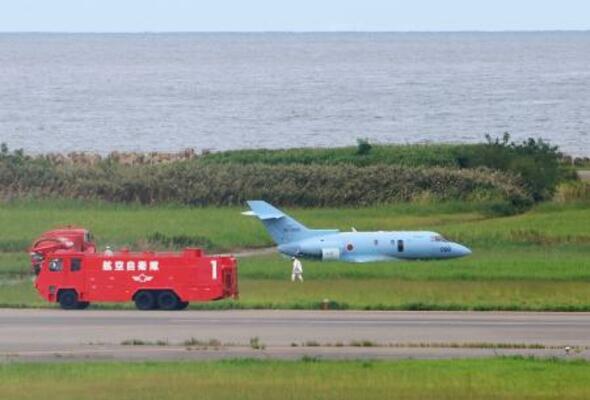 　滑走路を逸脱した航空自衛隊新潟救難隊所属のＵ１２５Ａ救難捜索機＝１９日午後１時３０分ごろ、新潟空港