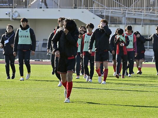 PK戦の末に惜敗し、悔し涙に暮れる矢板中央イレブン=ゼットエーオリプリスタジアム、広瀬華撮影