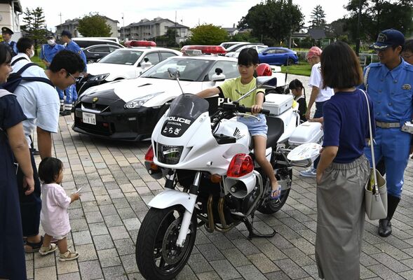親子連れに人気だった白バイとパトカーの展示