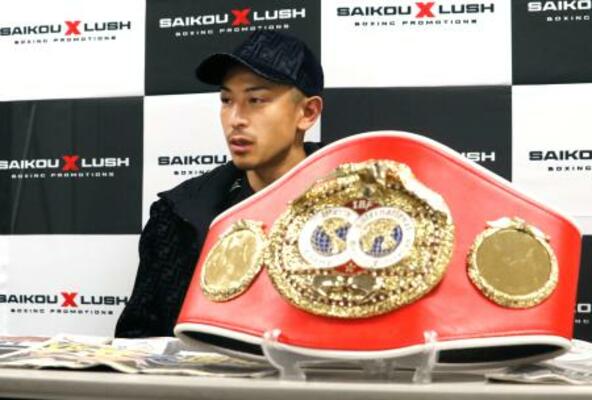 IBFフライ級世界戦から一夜明け、記者会見する矢吹正道=28日、愛知県常滑市