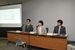 新事業「ＦＯＯＤ　ｆｏｒ　ＦＡＣＴＯＲＹ」について説明する発案者の佐伯課長（中央）ら＝23日午前、県庁