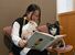 セラピー犬に本を読み聞かせる子ども＝６日午後、鹿沼市睦町