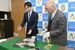 福島町長に競技の説明をする川那子さん（左）