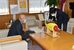佐藤市長に黄ぶなを寄贈した村田さん（右）
