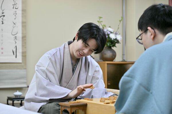 永瀬九段に勝利し、感想戦で笑顔を見せる藤井王将＝９日午後５時40分、大田原市黒羽向町