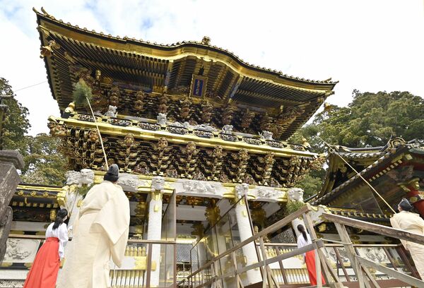 神職と巫女によってすすが払われる「陽明門」＝20日午前10時５分、日光市山内、広瀬華撮影