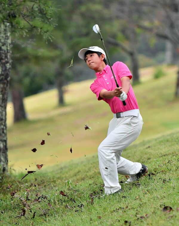 一般男子の部で16歳２カ月の最年少記録を持つ松枝。第54回大会のプレーオフでミラクルショットを見せた＝都賀ＣＣ