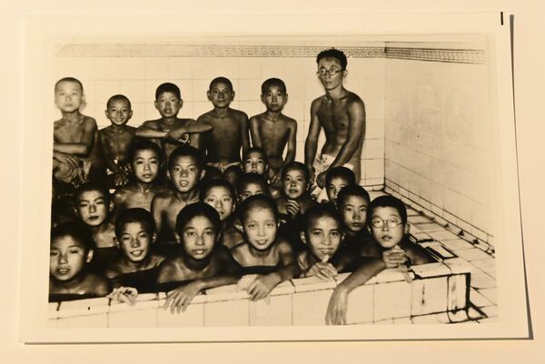満寿家に残る写真。所狭しと風呂に入る子どもたち
