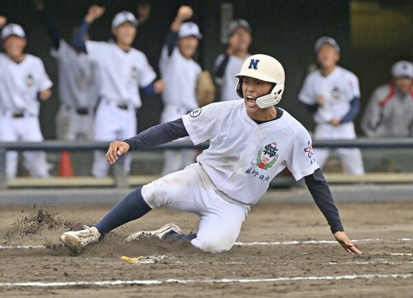 ８回、佐野日大・青木の適時二塁打で一走の 中村が同点の生還＝甲府市の小瀬スポーツ公園山日ＹＢＳ球場、広瀬華撮影