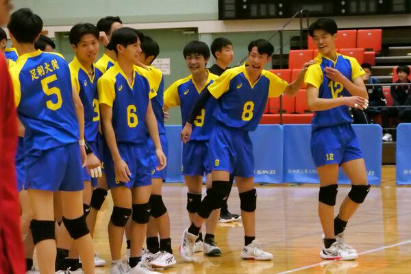 7連覇を決め、喜ぶ足利大付の選手たち