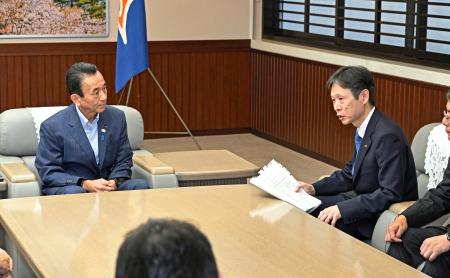 　静岡県庁で鈴木康友知事（左）と面会するＪＲ東海の丹羽俊介社長＝１日午後