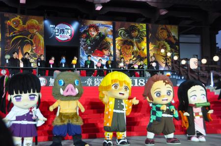 　花江夏樹ら１３人の声優が登壇した＝東京都港区