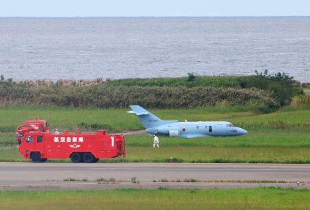 　滑走路を逸脱した航空自衛隊新潟救難隊所属のＵ１２５Ａ救難捜索機＝１９日午後１時３０分ごろ、新潟空港