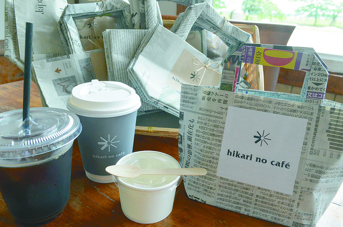 利用者に喜ばれる手作りの新聞バッグ。全店でエコ素材に取り組む