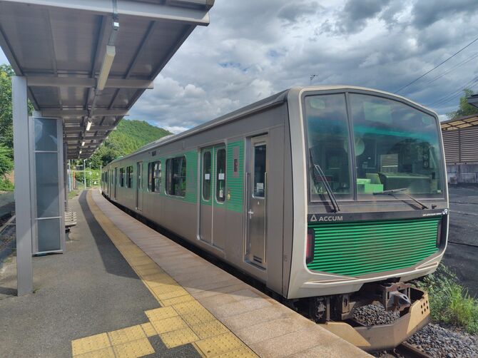 JR烏山線の滝駅に停車した2両編成の蓄電池駆動電車「アキュム」=8月2日、那須烏山市