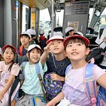 ＬＲＴで社会科見学　宇都宮の小学生100人が初の集団利用　カルビー工場へ