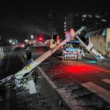 小山で信号柱が倒れる　軽乗用車が衝突か