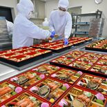 正月を待つ縁起物 おせち作り最盛期 具材は53種類、色鮮やかに箱詰め …