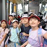 ＬＲＴで社会科見学　宇都宮の小学生100人が初の集団利用　カルビー工場へ