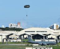 米軍が嘉手納基地で降下訓練