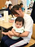 赤ちゃん 優しく抱っこ