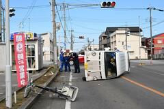 軽乗用車が衝突 自転車女性重体