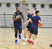 【夕刊】連覇へ初の全体練習　
