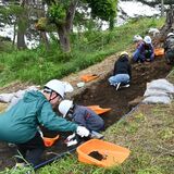 大田原・下侍塚古墳で発掘体験　考古学専攻の記者が“発見”したのは…　水戸黄門も調査の国史跡、ファンが殺到