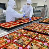 正月を待つ縁起物　おせち作り最盛期　具材は53種類、色鮮やかに箱詰め　小山