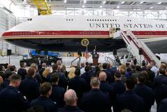「トランプ色」専用機披露