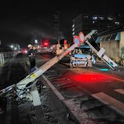 小山で信号柱が倒れる　軽乗用車が衝突か