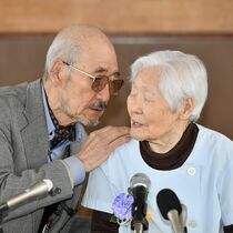 雪の中、川辺で長男を厳しく叱る　「父親がいないからあんな子に」と言われないように