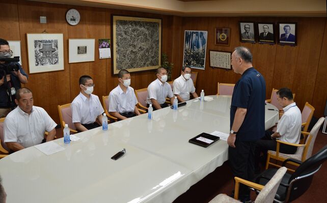 古口町長（右から２人目）から祝いの言葉を受ける茂木高柔道部の男子生徒ら同校関係者